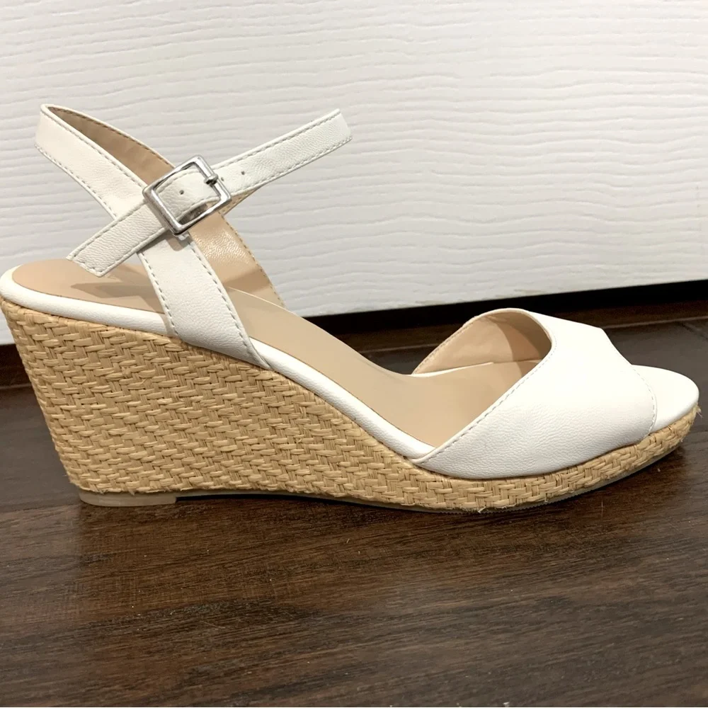 le Chateau summer wedges - Picture 1 of 3